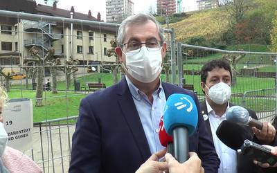 Santa Ana egoitza alboan egoiliarren irteerak egiteko egokitu den espaziora bisita egin dute foru eta udal ordezkariek