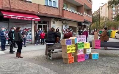 [BIDEOA]: EITB maratoiagaz bat egin eta auzotarrei animoak bidaltzeko kantuan ibili dira Herria Auzo Elkartekoak