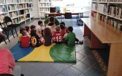 Doneztebeko Ipuin Txokoa berriz ere liburutegian zuzenean eskainiko dute