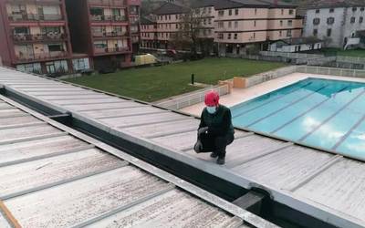 Lesakako Udal Kiroldegiko teilatua konpontzeko lanetan hasi dira