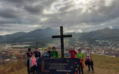 Mendi tontorretara eraman dute Euskaraldiaren aldeko aldarria