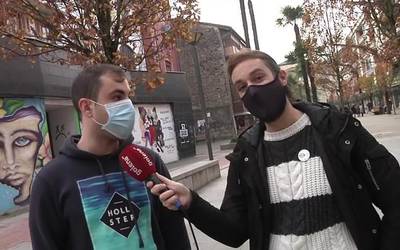 Ahoa bizi-bizi eta belarria prest, zirikatzen