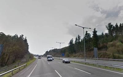 Bi autok eta autobus batek talka egin dute da AP-68 errepidean, Orozko parean