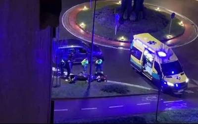 Auto batek eta motor batek talka egin dute Arrasate pasealekuko biribilgunean