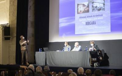 Ikusmina eragin du Patxi Larrañagaren 'Abizenak, leinuak eta oinetxeak' liburuaren azken zatiaren aurkezpenak