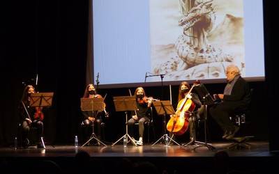 Toti Martinez de Lezearekin batera, euskal kondairak eta musika uztartu dituen emanaldi berezia Seminarixoan