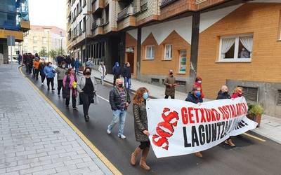 Ostalariek zalantzaz beteta hartu dute berriz zabaltzeko baimena