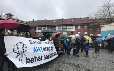 AHTren dirua beharrizan sozialetara bideratzea eskatu dute Atxondon eta Abadiñon