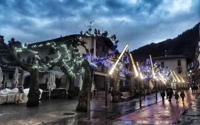 Plaza Zaharreko farolak konponduta