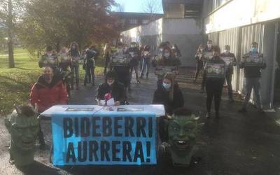 Navarra Sumaren eta PSNren "erasoei" aurre eginen dietela ohartarazi dute Mendillorriko bizilagunek