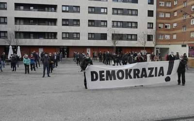 Bateragune Auzia berriro egiteko erabakiaren aurka mobilizatu dira Aiaraldean, "Demokrazia" lemapean