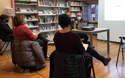 Eskolarako aplikazio digitalen gaineko argibideak jaso zituzten, astelehenean, hainbat gurasok