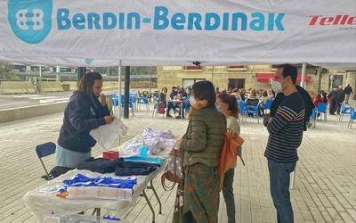 Klubaren materiala saltzeko postua jarriko du Berdin-Berdinak elkarteak gaur eguerdian, plazan