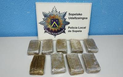 Kilo bat haxix konfiskatu dute Sopelako taberna batean