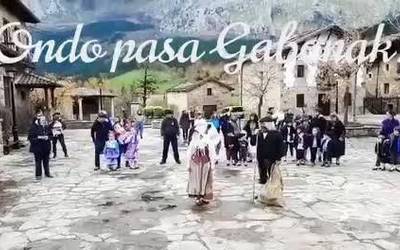 [BIDEOA] Axpeko plazan egon dira Olentzero eta Mari Domingi