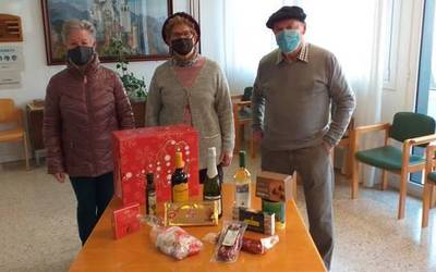 Hasi dira Hogarreko opariak banatzen