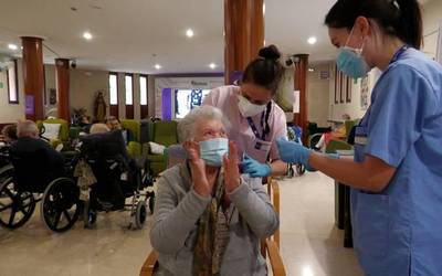 Begoña Del Olmo, koronabirusaren aurkako txertoa jaso duen Durangaldeko lehen herritarra