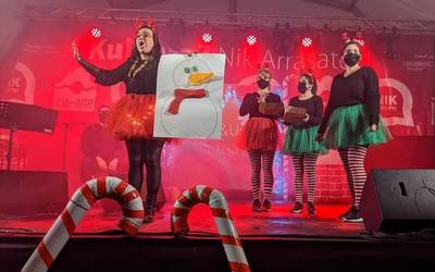 'Kia's show band' ikuskizunarekin abestu eta dantzan egin dute neska-mutikoek