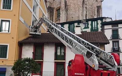 Fatxada batetik harriak erori dira Txomin Agirre kalean