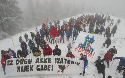 Presoen eta gudarien omenezko urteroko igoera egin dute Intxortara