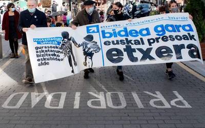 Euskal presoen etxeratzearen aldeko mobilizazioak deitu dituzte urtarrilaren 9rako Uribe Kostan