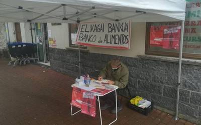 Gogorren elikagai bankuko lotea 77 pertsonak jasotzen dute