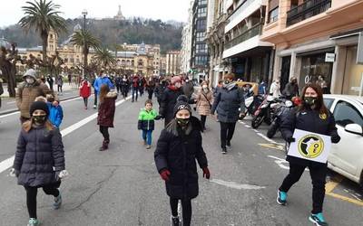 Orio Eragin Eskubaloia klubeko kideak Donostiako manifestazioan izan ziren larunbatean