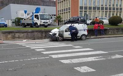 Furgoneta batek eta kamioi batek elkarren aurka talka egin dute Gardean