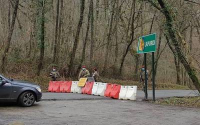 Mugak itxita «Euskal Herriaren barne bizitza baldintzatuko dutela» salatu dute EH Baik eta EH Bilduk