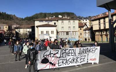 AGAKOko kideak kalera atera dira  "gaztetxeen aurkako erasoak eta gazteen kriminalizazioa" salatzera