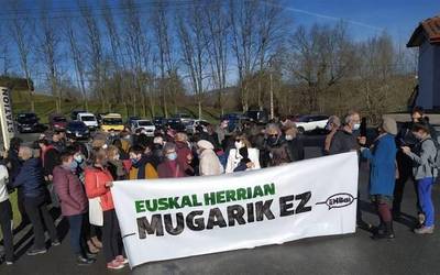 70 lagun bildu dira Sara eta Zugarramurdi artean prefekturak Ipar eta Hego Euskal Herri arteko zortzi pasabide hetsi dituelako