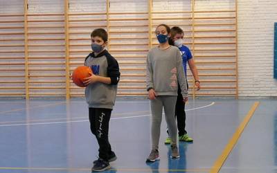 Eskola kiroleko entrenamenduak martxan berriro ere txapelketen hasiera itxaroten duten bitartean