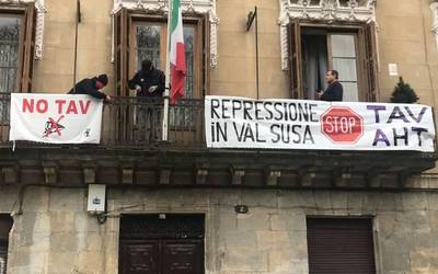 Val di Susarekin elkartasunean protesta egin du Mugitu!k Italiako kontxuletxean