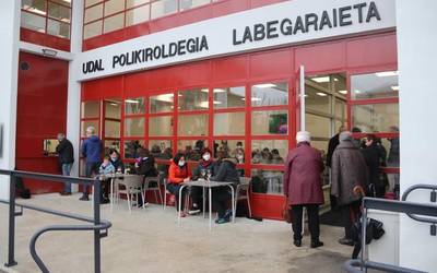 Herritarrak "gustura" Labegaraietako kiroldegiaren itxura berriarekin