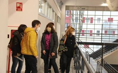 Labegaraietako kiroldegia ezagutzeko aukera izan dute bergararrek