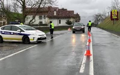 Neurriak betetzen direla ziurtatzeko kontrolak egiten ari dira Ertzaintza eta Udaltzaingoa