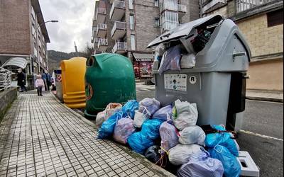 Edukiontzi grisera botatzen diren hondakinen %65a birziklagarriak direla, eta horrek birziklapena oztopatzen duela dio Mankomunitateak