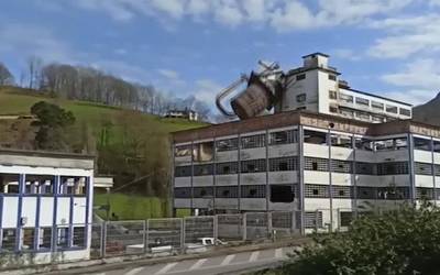 Bilore fabrikaren ikurra eraitsi dute