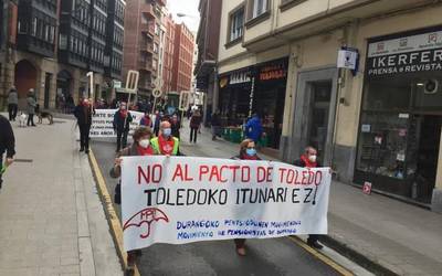Pentsiodunek manifestazioak egin dituzte Durangon, Elorrion eta Zornotzan