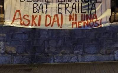 Feministen pankartak kendu dituztela salatu dute