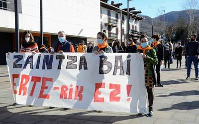 IDEA enpresa langileentzat ulergaitzak diren erabakiak hartzen ari da Elizondoko zahar etxean