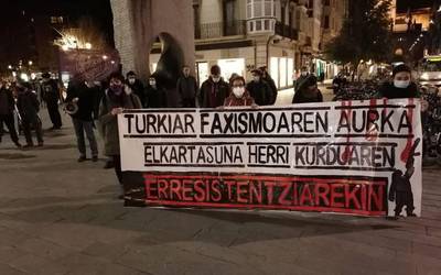 Turkiak kurduen aurka egindako azken erasoaldi militarra salatu dute Gasteizen