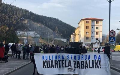 'Kultura segurua da, Kuartela zabalik' lelopean manifestazioa egin dute