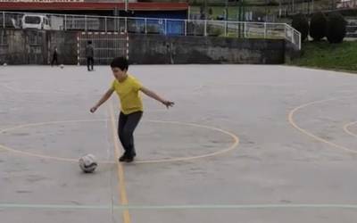 Baloiak ez dira geldi egon futbol eskolarik izan ez arren