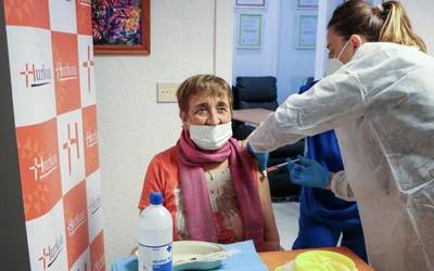 Gipuzkoako adinekoen eguneko zentroetan txertoaren 202 dosi jarri dituzte