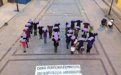 Borroka feministaren aldeko mezua zabaldu dute Aian