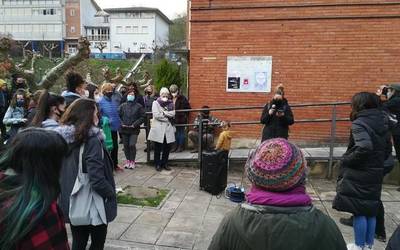 Manifestazioa eta aldarrikapena izan dute Aramaion Martxoaren 8aren bueltan