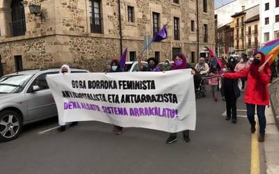 Borroka feministaren aldeko oihuak entzun dira Aretxabaletako kaleetan