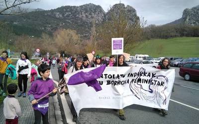 Feminismo tarte berri bat izan dugu gaurko irratsaioan