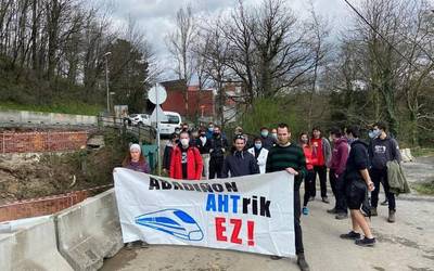 Kamioiak AHTren lanetara sartzeko "udalaren baimenik barik" dabiltzala dio AHT Gelditu Elkarlanak